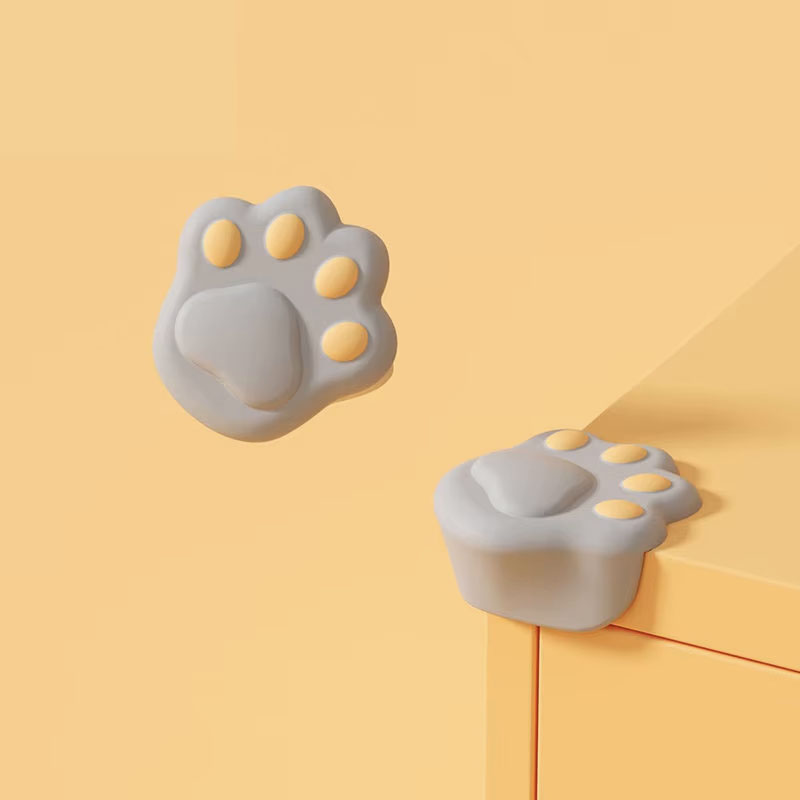 Zampa di gatto grigio