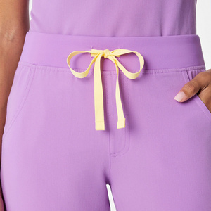 Completi Infermieristici da <span class=keywords><strong>Donna</strong></span>: Set <span class=keywords><strong>Divisa</strong></span> <span class=keywords><strong>Ospedaliera</strong></span> Medica Personalizzabile con Logo, Asciugatura Rapida e Dettagli Elastici Effetto Smerigliato - Product Image 5