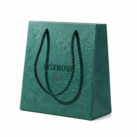 Sac cadeau de luxe personnalisé en papier artistique vert foncé, estampage floral en feuille d'or gaufrée, poignée en corde, pour cadeau d'entreprise VIP