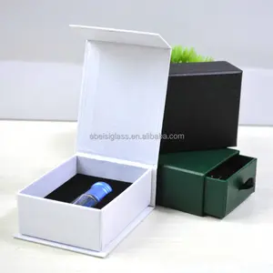 Boîte-cadeau d'emballage de parfums d'oudh magnétiques blancs personnalisés avec mousse eva intérieure