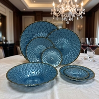 Assiette de présentation en verre, assiette à dîner, bol avec bord doré, texture de pétales de fleurs, bord décoratif pour la vaisselle de mariage et de banquet