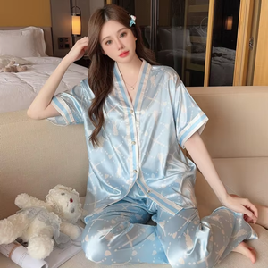 Pigiama Estivo di Lusso per Donne, Elegante Completo in Raso a Maniche Corte con Pantaloni in Seta Ghiaccio e Chiusura Elastica in Vita - Product Image 2