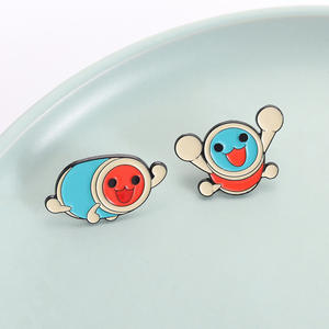Broche en alliage de zinc peinte, motif dessin animé amusant Taiko No Tatsujin, contraste de couleurs rouge et bleu, forme sourire, <span class=keywords><strong>image</strong></span> mignonne, vente en gros - Product Image 3