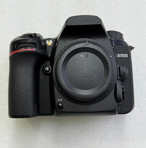 กล้อง Nikon D7500 มือสอง ความละเอียด 20.9MP บันทึกวิดีโอ 4K เหมาะสำหรับการเดินทางและถ่ายภาพกลางแจ้ง กล้อง DSLR - Product Image 1