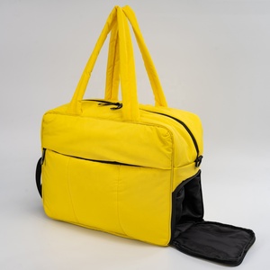 Borsa da Viaggio Weekender per Donne, Borsa Tote Imbottita, Borsone da Trasporto con Scomparto per Scarpe, Colore Cammello Chiaro - Product Image 3