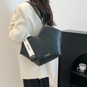 Bolso de fieltro para mujer, tendencia urbana invierno 2026, con patrón de avestruz, detalles de botones, cadenas, letras, ecológico, cierre de cremallera, individual - Product Image 5