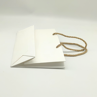Sac cadeau en papier de carton de luxe avec logo imprimé personnalisé en gros direct usine sac à provisions en papier d'emballage de vêtements avec poignée