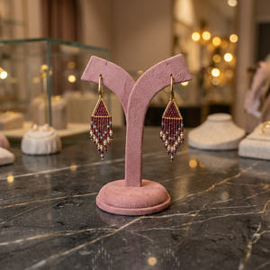 Pendientes de flecos con cuentas Miyuki Delica hechos a mano en rojo burdeos, dorado metálico y blanco perla, con borlas triangulares geométricas. - Product Image 2