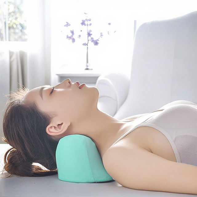 New Design Shoulder Neck Pain Brace Spine Support Cervical Spine Massage Memory Foam Knitted Portable Traction Pillow