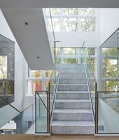 Escalier intérieur à poutre latérale fermée en acier-bois, design contemporain, durable, écologique, préfabriqué