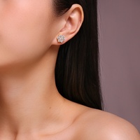Anting-anting stud berlian moissanite cluster bunga perak sterling 925 untuk wanita, warna D, VVS1, berlapis emas 18K