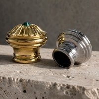 Couvercle de flacon de parfum sur pied durable avec couronne en pierre précieuse verte pour collections d'eaux de parfum de luxe sur mesure