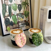 Tasse à café en céramique artisanale en forme de feuille de Monstera, sous glaçure, faite à la main