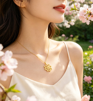 Collier pendentif fleur de lotus délicat en acier inoxydable plaqué or 18 carats, étanche, avec breloque florale creuse pour femme
