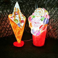 Sculpture personnalisée géante en PRV lumineuse en forme de cornet de glace, statue alimentaire ludique pour café, pâtisserie, centre commercial, ornement paysager nocturne
