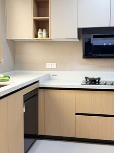 Ensemble complet d'armoires de cuisine modernes en bois massif personnalisées de haute qualité pour une conception de cuisine luxueuse - Product Image 4