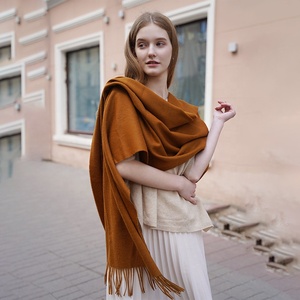 Écharpe d'Hiver en Laine de Luxe de Créateur pour Femmes, Châles Personnalisables avec Logo Brodé, Foulard Uni en Laine pour Femme - Product Image 2