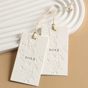 Etiquetas de Pendurar Personalizadas em Papel Reciclado com Relevo e Cordão Grátis para Roupas - Product Image 2