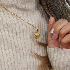 Collar de Ojo Turco con Diseño Geométrico Calado y Radiante, Chapado en Oro de 18K, Cadena Ondulada de Acero Inoxidable, Venta al por Mayor para Regalo - Product Image 3