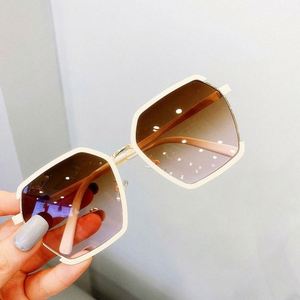 Lunettes de soleil carrées de luxe à la mode avec logo personnalisé, protection UV400, en métal, pour hommes et femmes - Product Image 6