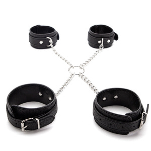 Esposas de cadena de cuero negro con cadena y hebilla de metal para bondage y sujeción, uso adulto. - Product Image 5