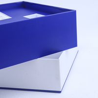 Boîte rigide personnalisée bleue et blanche en deux parties (base et couvercle) avec insert moulé pour produits cosmétiques et de soin de la peau