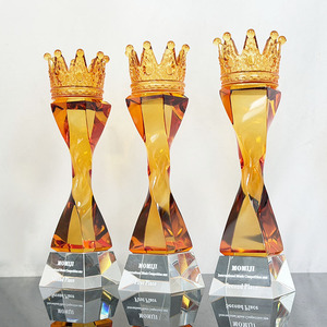 Trophée en cristal torsadé ambre K9 de qualité supérieure, forme couronne royale, gravé sur mesure, pour concours de beauté et excellence corporative - Product Image 5