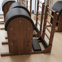 Baril d'entraînement Pilates réglable en bois de noyer personnalisable, avec logo personnalisé et couleurs de cuir, équipement Pilates directement de l'usine