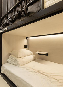 Cama cápsula de madera y acero para albergue juvenil Cityhub Sleepbox Moset, populares cápsulas de dormir tipo litera y de madera estable - Product Image 3