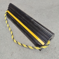 Cale de roue d'avion robuste avec corde jaune Cale de roue d'avion en caoutchouc solide Cales de roue d'hélicoptère en caoutchouc triangulaire