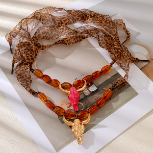 Collar con Colgante de Calavera de Toro Estilo Boho Occidental de Asu con Cinta de Estampado de Leopardo y Cuentas de Ámbar - Joyería de Estilo Étnico para Mujer - Product Image 2