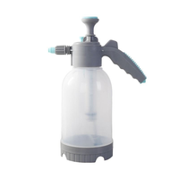 Pulvérisateur à main de jardin portable de 2 L, couleur grise, avec échelle de niveau d'eau visible, buse en plastique à longue extension réglable