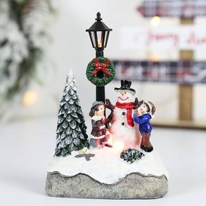 Escena de pueblo navideño <span class=keywords><strong>con</strong></span> <span class=keywords><strong>movimiento</strong></span> de luz Lámpara en miniatura Decoración navideña Miniatura para decoración festiva del hogar - Product Image 6
