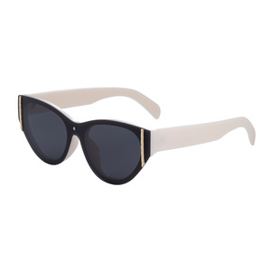Yt 77176 Gafas de sol tipo ojo de gato para mujer, montura negra de PC, lentes Uv400, gafas de sol de clase 2 para un estilo moderno - Product Image 3