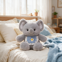 Peluche Éléphant Gris Adorable, Animal en Peluche Personnalisé avec Bavoir à Carreaux Bleus, Vente en Gros, Jouet en Peluche pour Bébé et Enfants, Fabricant d'Éléphants en Peluche Personnalisés