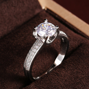 Elegante Anello Circolare alla Moda con Accento Minimalista Scintillante, Gioiello da Donna, Regalo, Anello Statement - Product Image 1