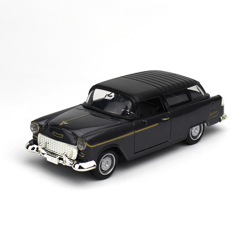 Coche clásico de viaje con capota negra.