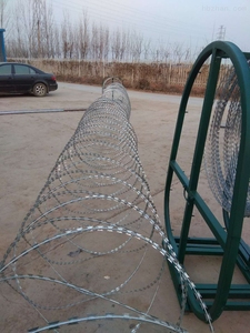 Rete di sicurezza a filo spinato con lame rivestite, rotolo compatto per sicurezza di cortili e muri di stoccaggio cereali - Product Image 3