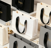Sacs en papier kraft blanc écologiques avec logo personnalisé, vente en gros, sacs d'emballage cadeau recyclables avec poignées torsadées