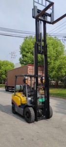 Chariot élévateur TCM d'occasion à GPL, économique et performant, pour charges de 3 tonnes, avec déplaceur latéral de 4,5 m, idéal pour la fabrication et la distribution - Product Image 4