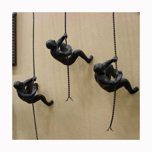 Alta calidad tallada a mano decoración de la pared <span class=keywords><strong>del</strong></span> hogar Metal bronce <span class=keywords><strong>hombre</strong></span> escalada pared arte escultura - Product Image 2