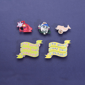 Spille da bavero personalizzate in smalto glitterato con delfino animale antico placcato oro, nuovo design - Product Image 2