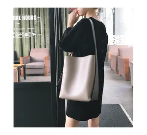 High Quality Customized Women's Summer Sling Bag Single-Shoulder Zipped PU Waterproof Fashion Shopping Bag for Outdoor Use