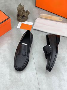 Elegantes mocasines de cuero con detalles metálicos para hombre, calzado sin cordones para la oficina y el día a día. - Product Image 4