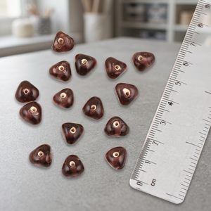 Perles en verre et en lampwork faites à la main en forme de baril triangulaire rouge vin cristallin pour la fabrication de bijoux (paquet de 12, 8,5x10,3mm) NGB-E78 - Product Image 2
