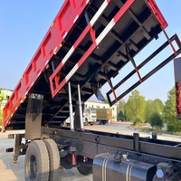 Camion grue à benne basculante 7 tonnes 4x2 avec châssis mono-essieu, benne de 4,5 m et grue télescopique