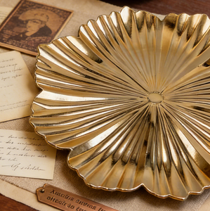 Assiette de présentation moderne en plastique en forme de pétale - Assiette décorative faite <span class=keywords><strong>à</strong></span> la main de 13 pouces pour mariages, réceptions et tables d'hôtel - Product Image 5