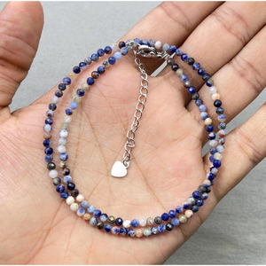 Gargantilla de sodalita facetada con cuentas, joyería delicada de piedras preciosas, collar de cristal con microcuentas facetadas, joyería minimalista, pequeña piedra preciosa - Product Image 1