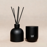 Ensemble cadeau de luxe personnalisé avec logo privé, comprenant un pot à bougie cylindrique en céramique marron vide et une bouteille diffuseur, pour la décoration intérieure.
