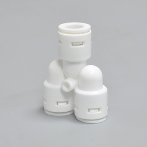 Conector en T tipo Y de 3 puertos de conexión rápida para distribución de purificador de agua, accesorios para tuberías de PE, blanco mate - Product Image 1